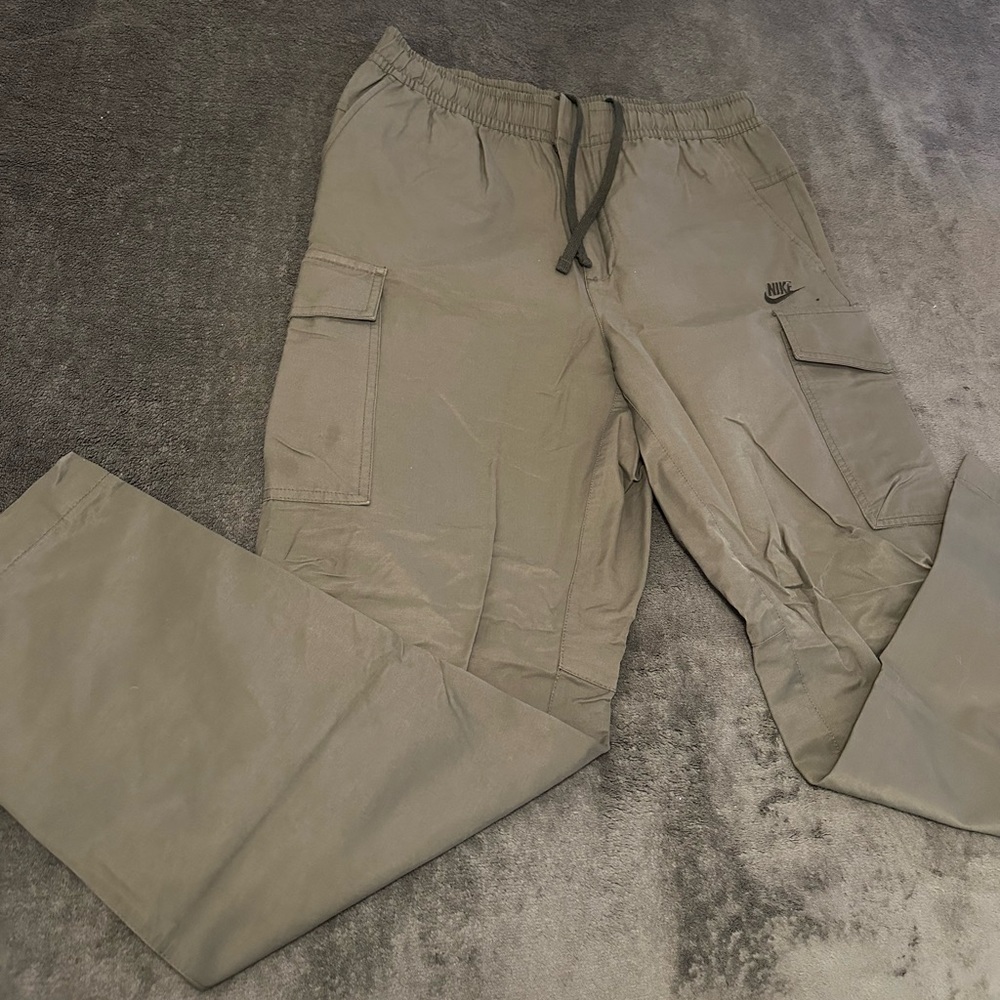 Selling men’s green Nike trouser/jogger cargo pants size large with drawstrings